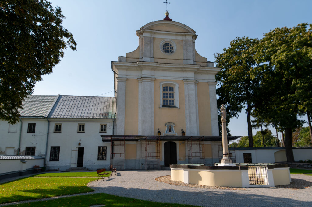 Kościół Ofiarowania Najświętszej Maryi Panny w Siennicy (Parafia św. Stanisława Biskupa Męczennika w Siennicy), zrekonstruowany ołtarz główny, figura Matki Boskiej Niepokalanej z I połowy XIX w