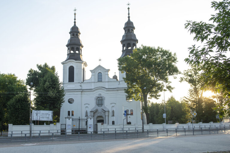 Kościół rzymskokatolicki pw. Narodzenia Najświętszej Maryi Panny z końca XVI w. – obraz Matki Bożej  Hallerowskiej z początku XX w. – ukoronowany na 580-lecie miasta. 5