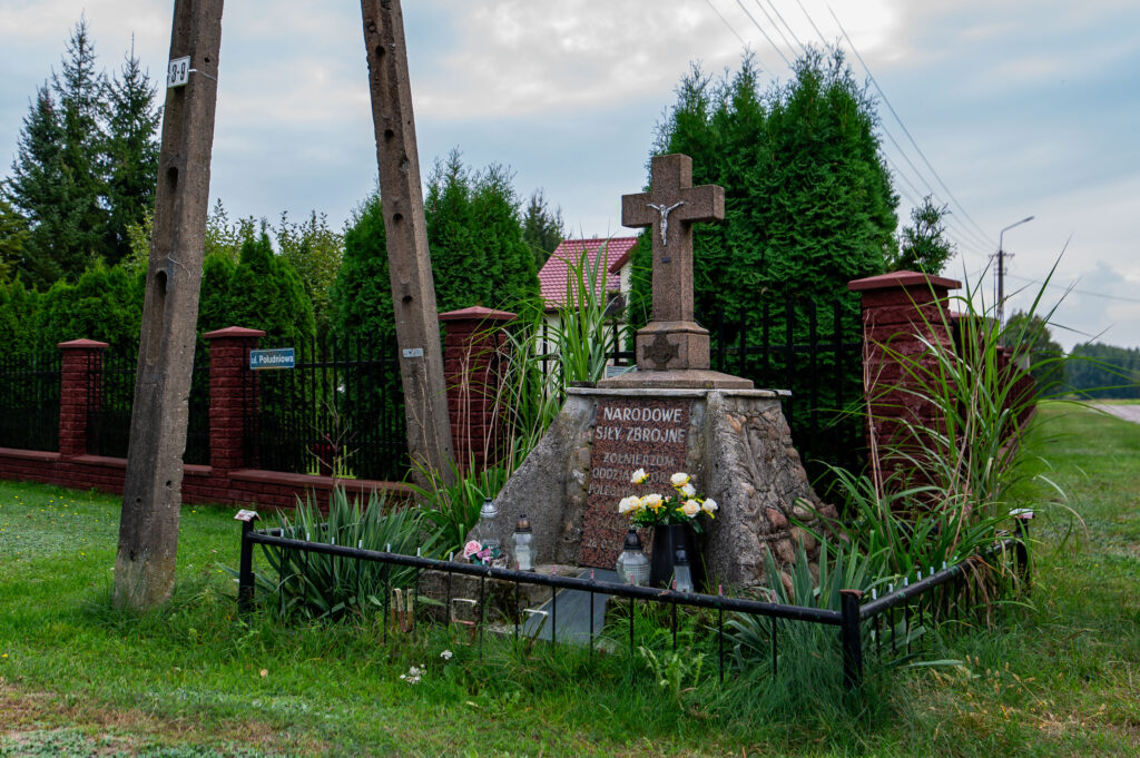 Pomnik upamiętniający żołnierzy NSZ oddziału „Orła" POLEGŁYM W WALKACH Z SOWIECKIM OKUPANTEM 28 CZERWIEC 1948 r.