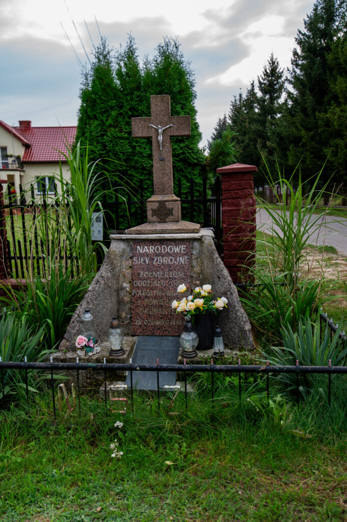 Pomnik upamiętniający żołnierzy NSZ oddziału „Orła" POLEGŁYM W WALKACH Z SOWIECKIM OKUPANTEM 28 CZERWIEC 1948 r. 1