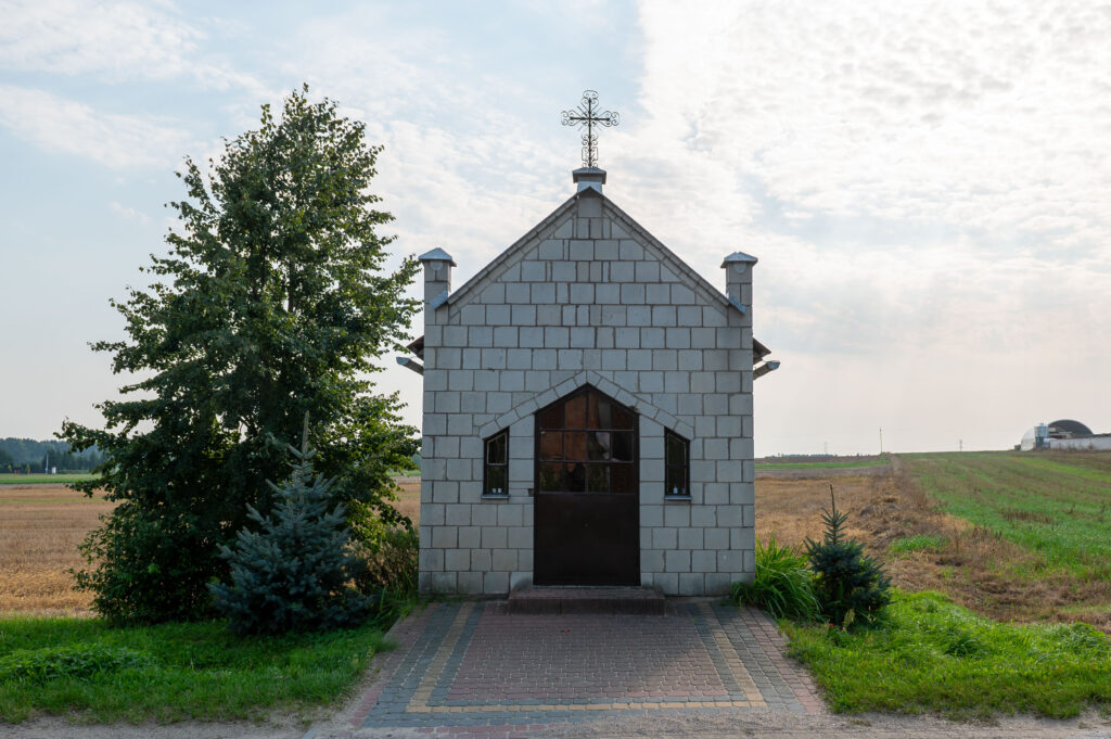 Zabytkowa kapliczka z połowy XIX w. Wężyczyn