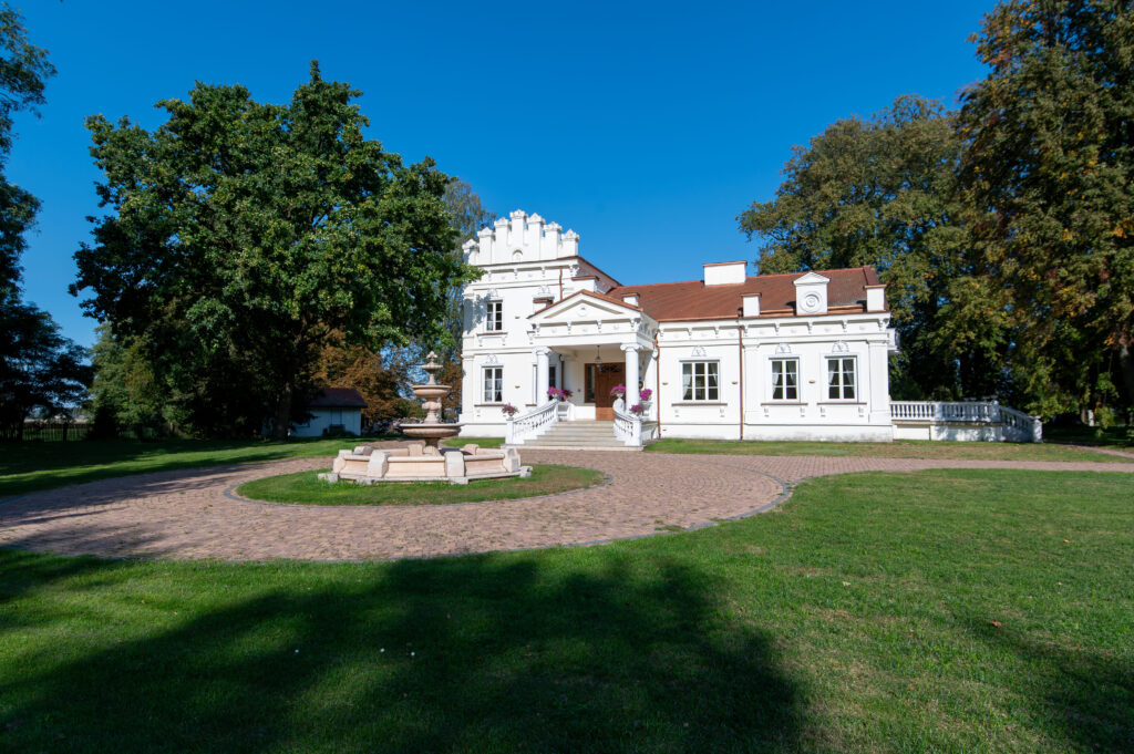 Dwór z 1900 r. – obecnie hotel i restauracja oraz winoteka 2