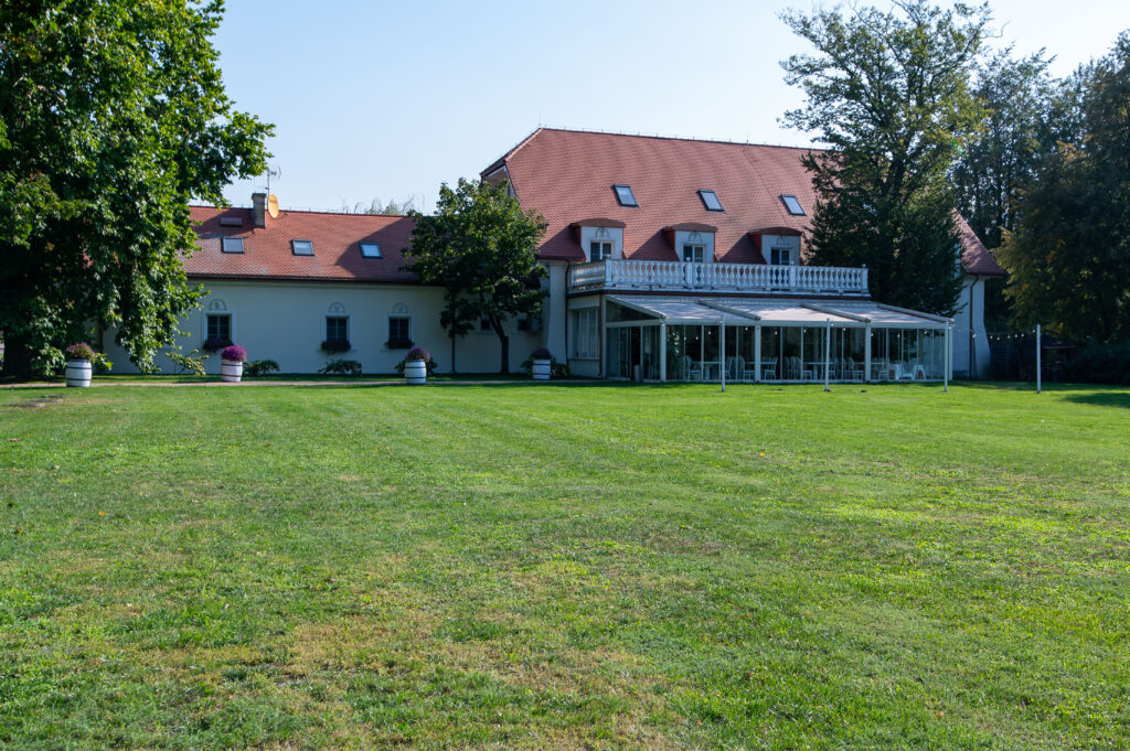 Dwór z 1900 r. – obecnie hotel i restauracja oraz winoteka 3