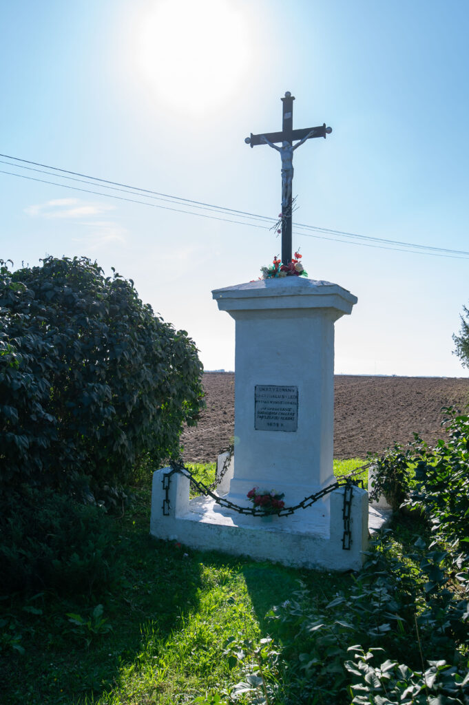 Kapliczka z 1852 r. – „Na uproszenie oddalenia cholery i wszelkiej klęski”.