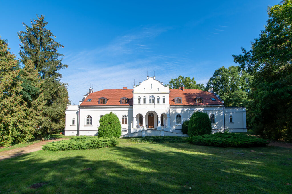 Dwór z około 1900 r. – obecnie centrum konferencyjne i formacyjne „DWOREK”. 2