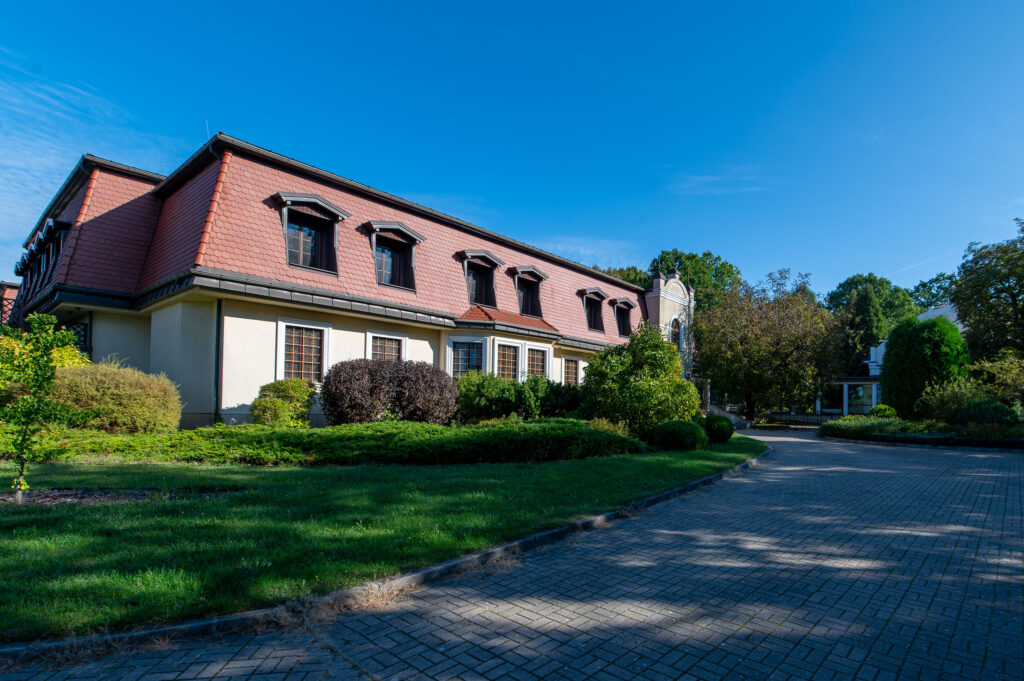 Dwór z około 1900 r. – obecnie centrum konferencyjne i formacyjne „DWOREK”.