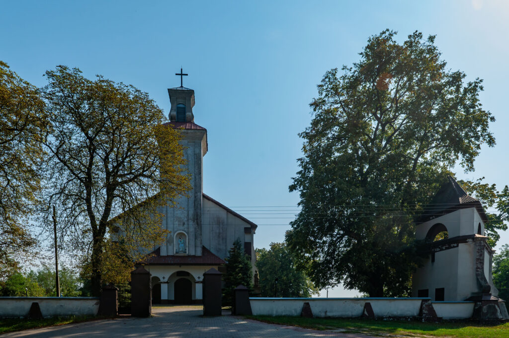 Zespół sakralny, w skład którego wchodzi osiemnastowieczna dzwonnica, organistówka i plebania z początku XX w. oraz figurka św. Jana Nepomucena z 1777 r.