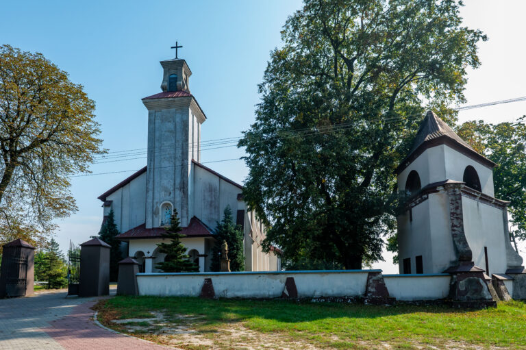 Zespół sakralny, w skład którego wchodzi osiemnastowieczna dzwonnica, organistówka i plebania z początku XX w. oraz figurka św. Jana Nepomucena z 1777 r. 1