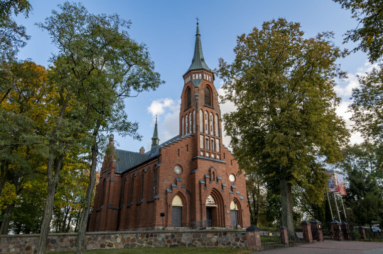 Neogotycki kościół parafialny pw. św. Anny z 1903 r. zaprojektowany przez Józefa Piusa Dziekońskiego 1