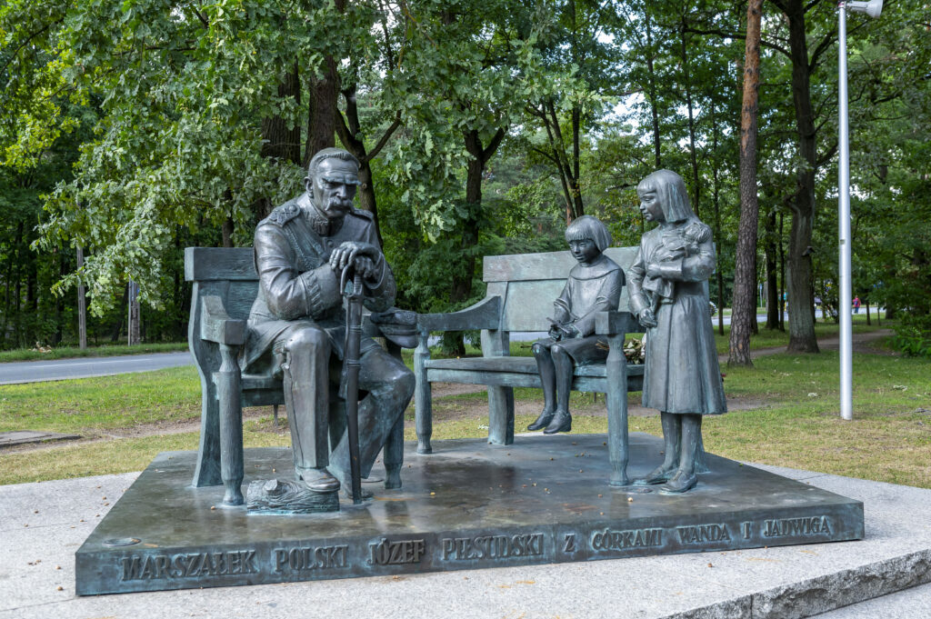 Pomnik marszałka Józefa Piłsudskiego z córkami Wandą i Jadwigą, zaprojektowany przez krakowskiego rzeźbiarza Karola Badynę pod nazwą „Lekcja historii”.