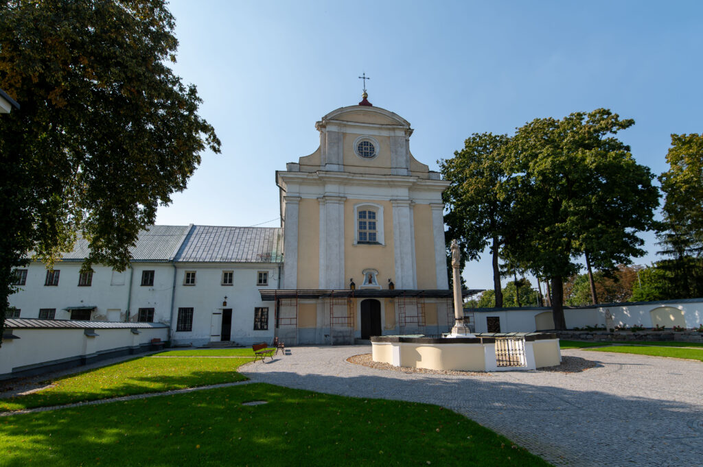 Kościół Ofiarowania Najświętszej Maryi Panny w Siennicy (Parafia św. Stanisława Biskupa Męczennika w Siennicy), zrekonstruowany ołtarz główny, figura Matki Boskiej Niepokalanej z I połowy XIX w 2