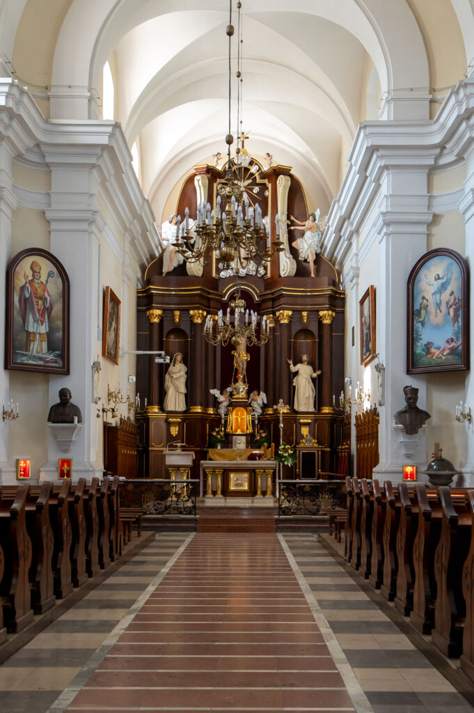 Kościół Ofiarowania Najświętszej Maryi Panny w Siennicy (Parafia św. Stanisława Biskupa Męczennika w Siennicy), zrekonstruowany ołtarz główny, figura Matki Boskiej Niepokalanej z I połowy XIX w 3