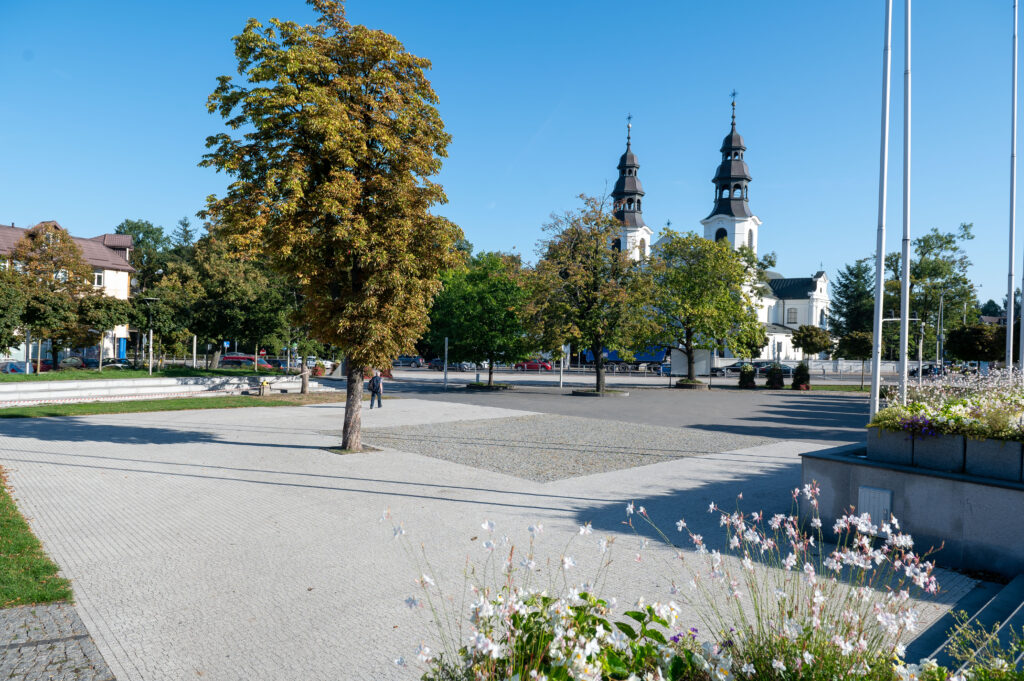 Kościół rzymskokatolicki pw. Narodzenia Najświętszej Maryi Panny z końca XVI w. – obraz Matki Bożej  Hallerowskiej z początku XX w. – ukoronowany na 580-lecie miasta. 2