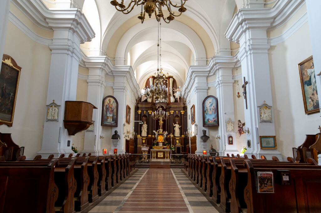 Kościół Ofiarowania Najświętszej Maryi Panny w Siennicy (Parafia św. Stanisława Biskupa Męczennika w Siennicy), zrekonstruowany ołtarz główny, figura Matki Boskiej Niepokalanej z I połowy XIX w 4