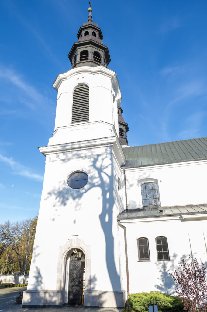 Kościół rzymskokatolicki pw. Narodzenia Najświętszej Maryi Panny z końca XVI w. – obraz Matki Bożej  Hallerowskiej z początku XX w. – ukoronowany na 580-lecie miasta. 2