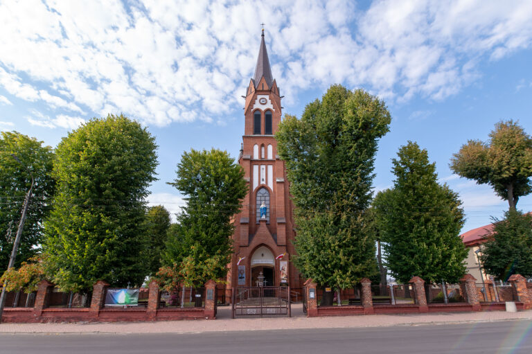 Kościół parafii rzymskokatolickiej pw. Wniebowzięcia Najświętszej Maryi Panny zbudowany w latach 1889-1897 wg projektu Józefa Piusa Dziekońskiego, w ołtarzu głównym obraz pędzla Michała Elwiro Andriollego. 1