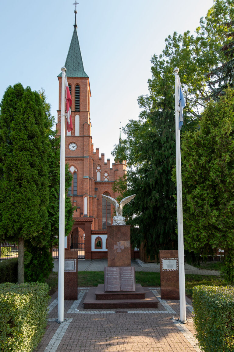 Pomnik „Dębski orzeł pamięci” przed kościołem