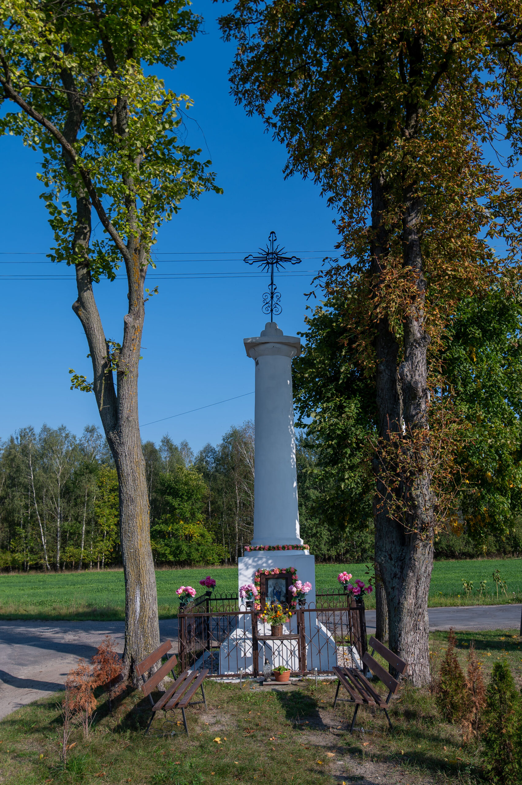 Krzyż na kolumnie toskańskiej z II poł. XIX w. Zdjęcie 1