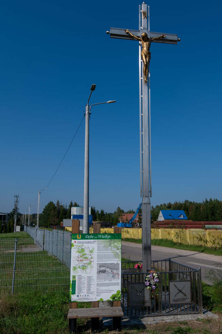 Metalowy krzyż na zbiorowej mogile żołnierzy polskich, poległych w dniu 18 lutego 1831 r. w bitwie pod Kobiernem w czasie Powstania Listopadowego