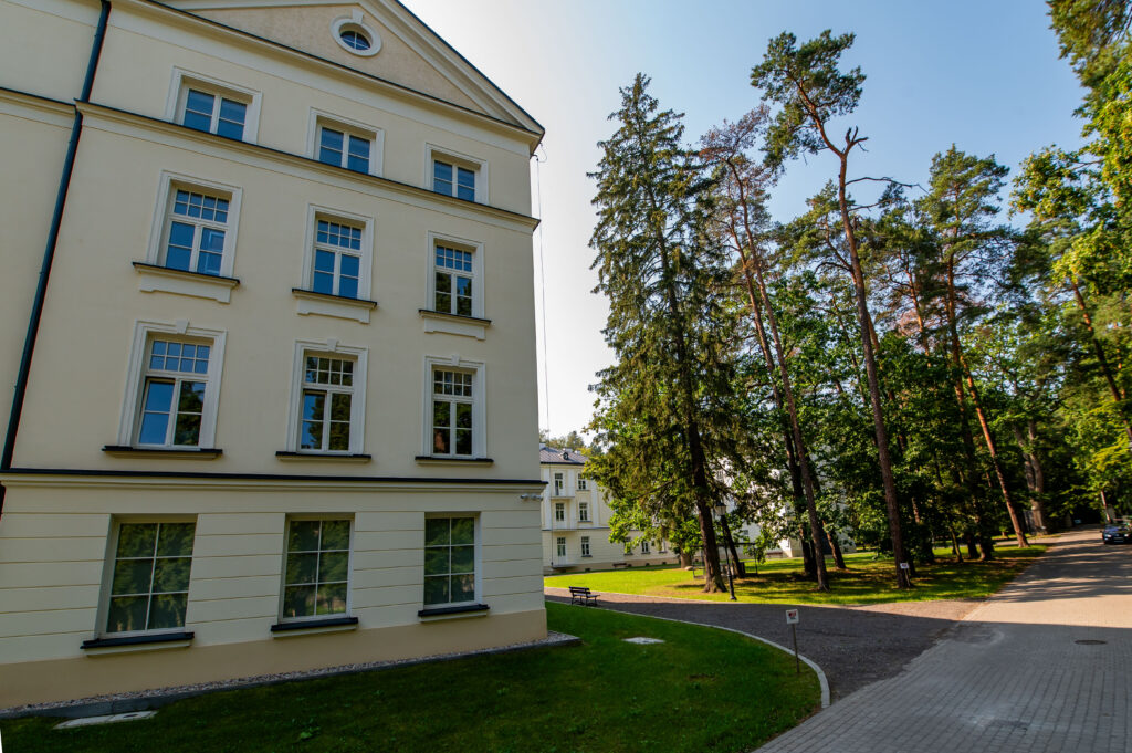 Zabytkowy murowany budynek z 1908 r. Ośrodka Kompleksowej Rehabilitacji w Rudce wraz z przyległym do niego parkiem 1