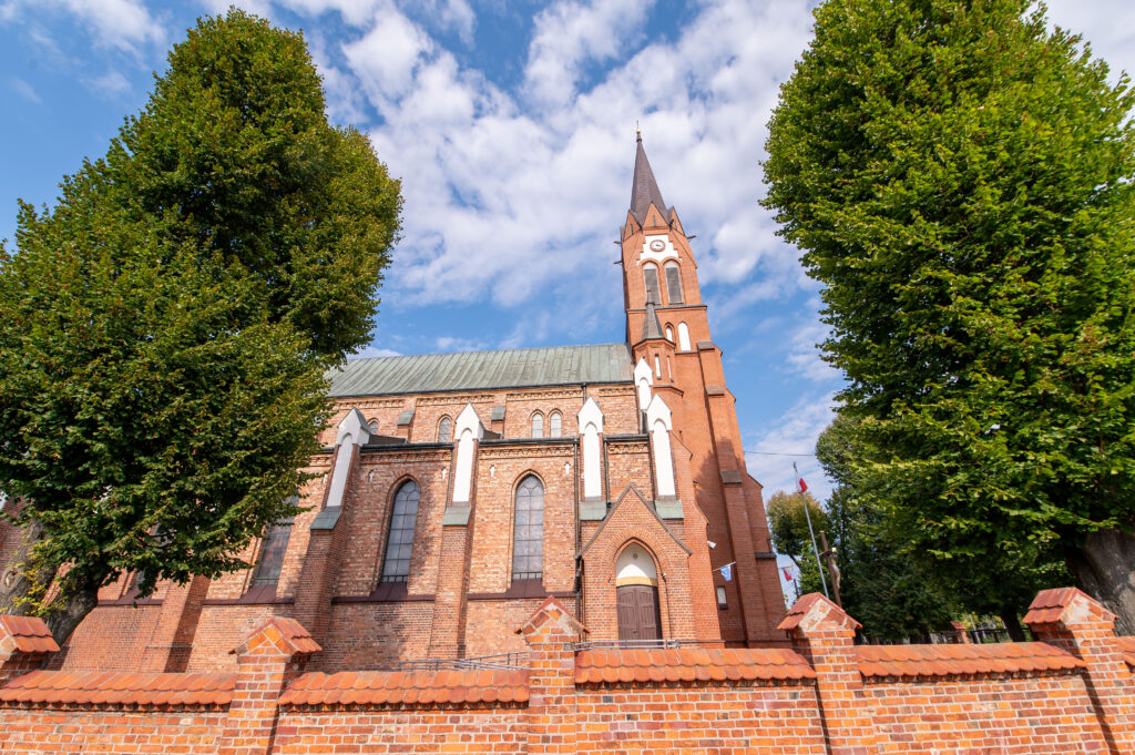 Kościół parafii rzymskokatolickiej pw. Wniebowzięcia Najświętszej Maryi Panny zbudowany w latach 1889-1897 wg projektu Józefa Piusa Dziekońskiego, w ołtarzu głównym obraz pędzla Michała Elwiro Andriollego.