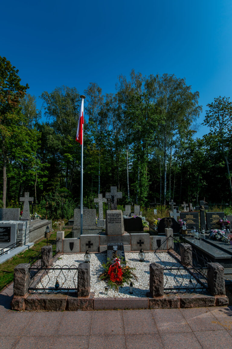 Pomnik bohaterskim obrońcom Ojczyzny – cmentarz parafialny 1