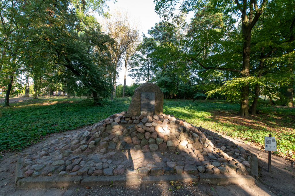 Głaz upamiętniający 150. rocznicę powstania listopadowego. zdjęcie 2