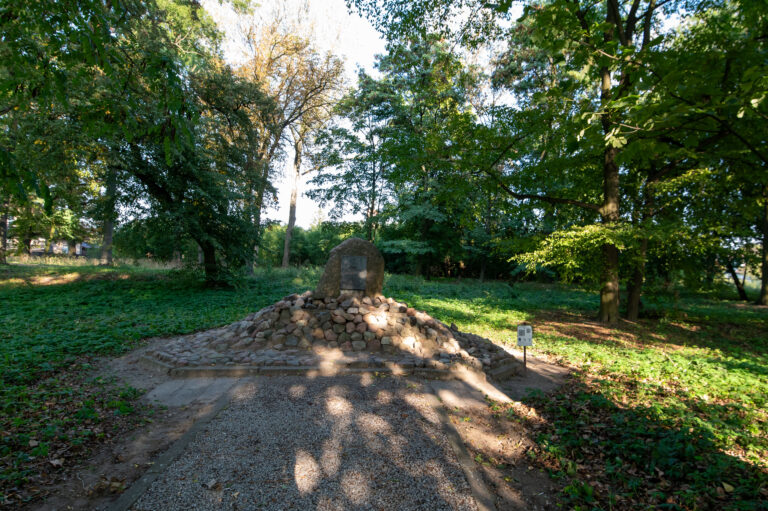 Głaz upamiętniający 150. rocznicę powstania listopadowego. zdjęcie 1