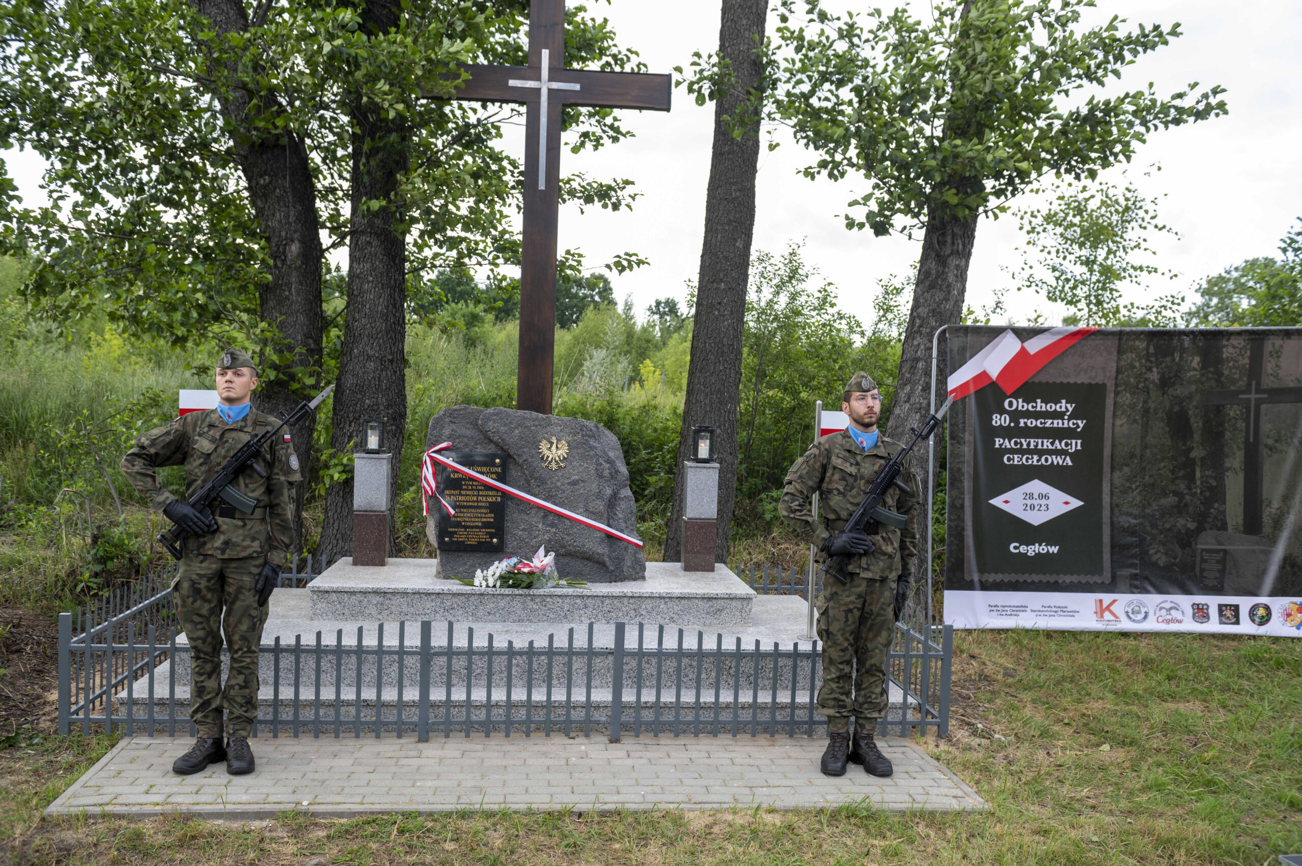 Pomnik przy torach poświęcony pamięci harcerzy zabitych w 1939 r. oraz 26 mieszkańców Cegłowa zamordowanych w 1943 r. zdjęcie 3