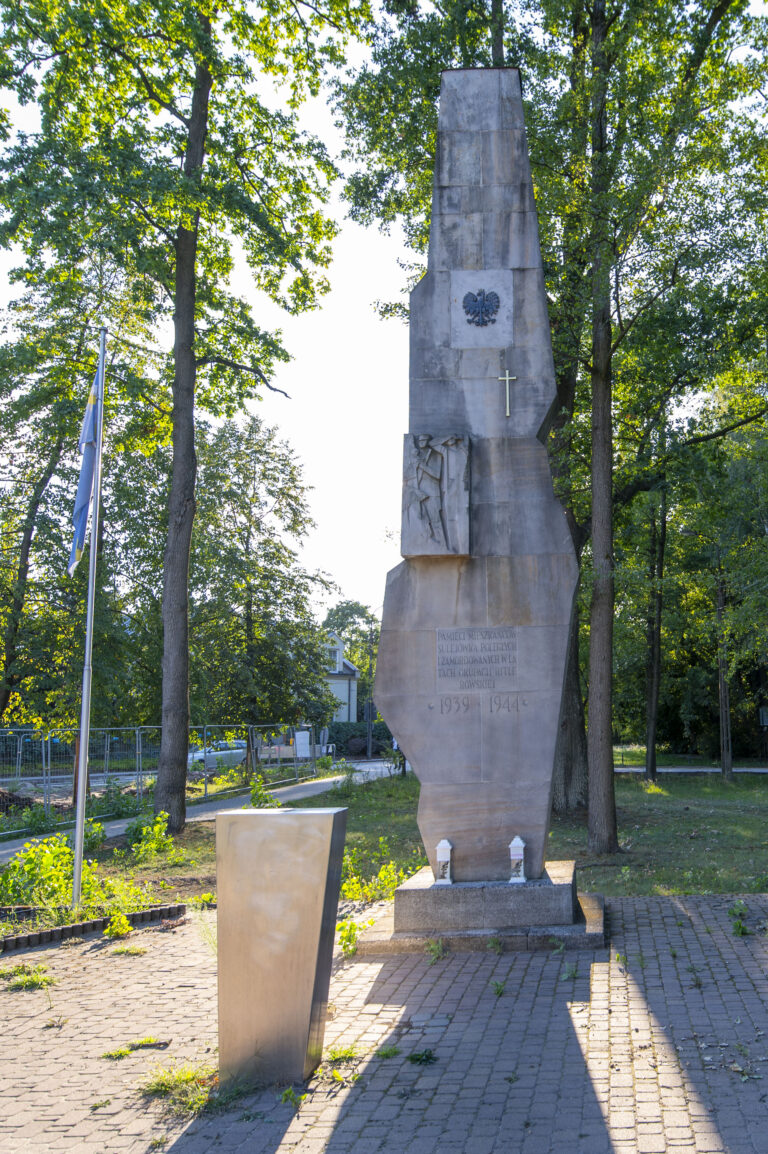 Pomnik pamięci mieszkańców Sulejówka poległych i zamordowanych w latach okupacji hitlerowskiej 1939-1944.