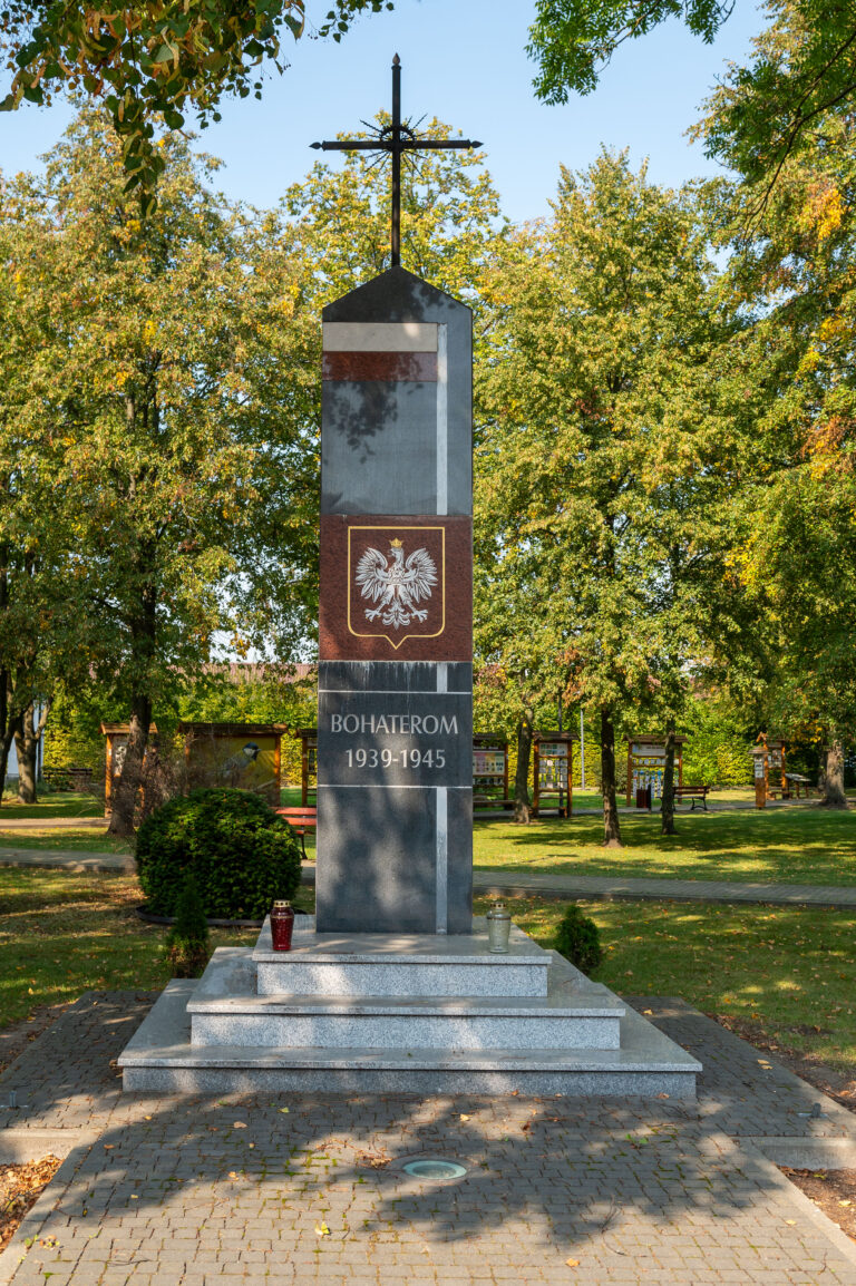 POMNIK BOHATERÓW WRZEŚNIA 1939 R. Obiekt poświęcony jest bohaterom, którzy walczyli z okupantem w latach 1939-1945. Upamiętnia m.in. spalenie Latowicza w wyniku nalotów bombowych 8 września 1939 r.