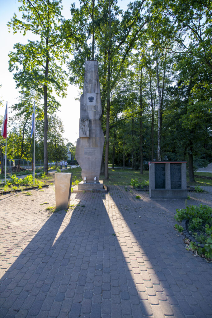 Pomnik pamięci mieszkańców Sulejówka poległych i zamordowanych w latach okupacji hitlerowskiej 1939-1944. 1