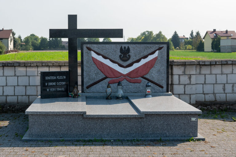 Pomnik poświęcony bohaterom, którzy walczyli z okupantem niemieckim w latach 1939-1945