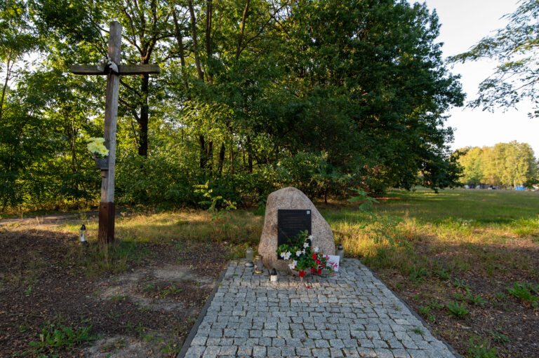 Głaz upamiętniający Bolesława Książka zamordowanego 12 maja 1943 r. przez Niemców za pomoc udzieloną żydowskiemu chłopcu Idelowi