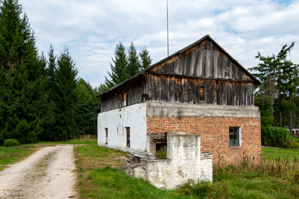 Młyn wodny murowano – drewniany z początku XX w.