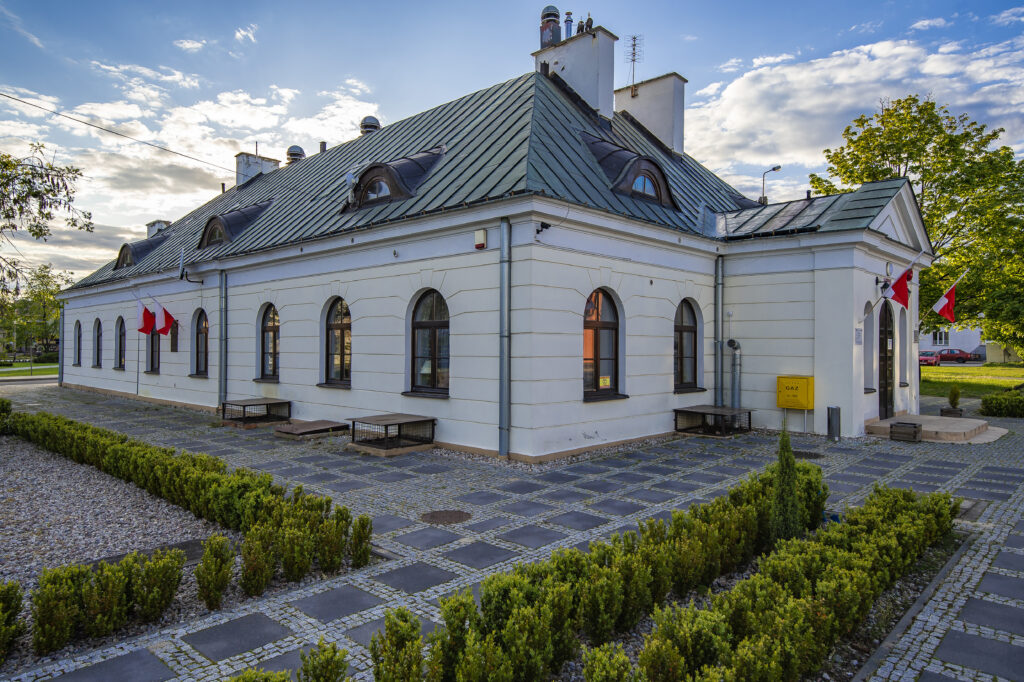 Zabytkowy zajazd (obecnie GCK) i pomnik mieszkańców poległych w latach 1914-1920 1