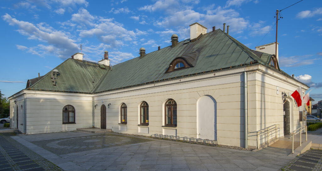 Zabytkowy zajazd (obecnie GCK) i pomnik mieszkańców poległych w latach 1914-1920 4