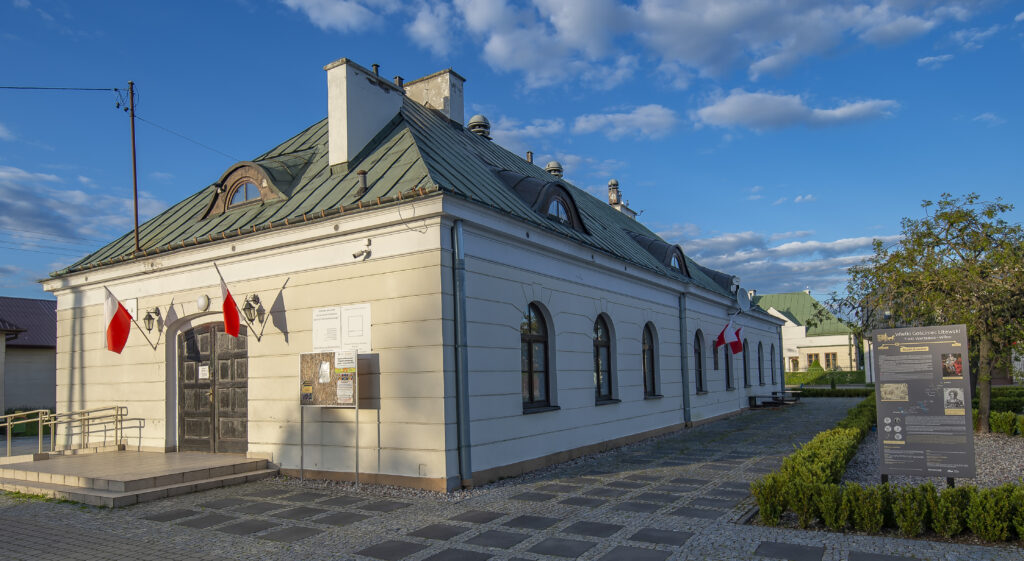 Zabytkowy zajazd (obecnie GCK) i pomnik mieszkańców poległych w latach 1914-1920 2