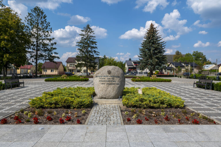 Głaz poświęcony poległym w walce z faszyzmem w latach 1939-1945 2