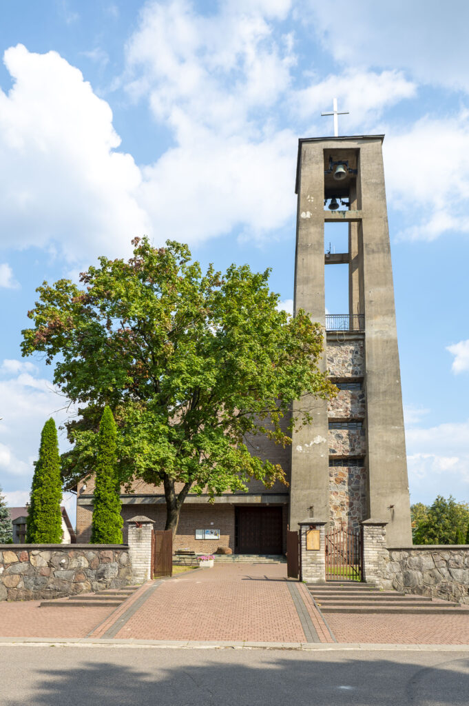 Kościół pw. św. Katarzyny Aleksandryjskiej zbudowany w latach 1983-2003 według projektu Wiesławy Pląski 2