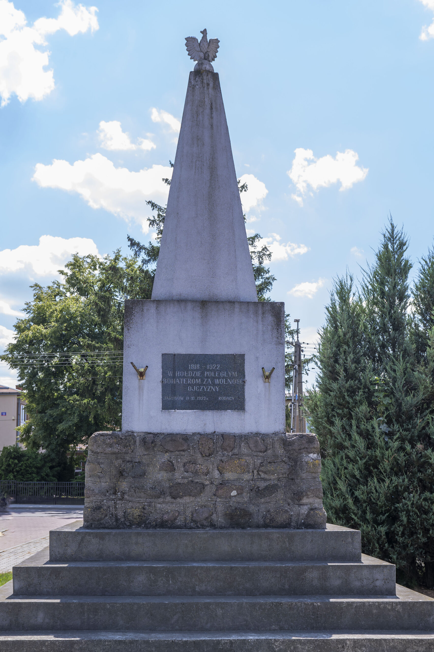 Obelisk upamiętniający bohaterów poległych w walkach o niepodległość ojczyzny w latach 1918-1920, odsłonięty 11 listopada 1922 r.