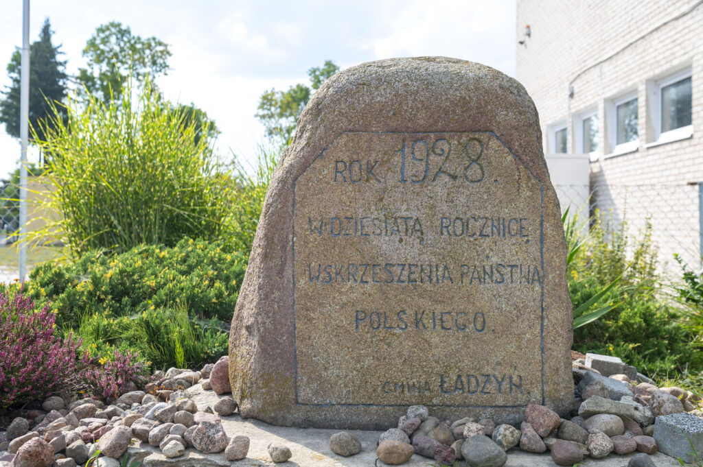 Pomnik z 1928 r. postawiony w 10. rocznicę wskrzeszenia państwa polskiego 2