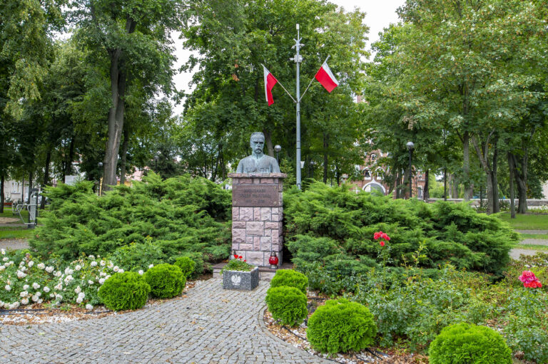 Rynek (układ przestrzenny) z popiersiem marszałka Józefa Piłsudskiego zdjęcie 1