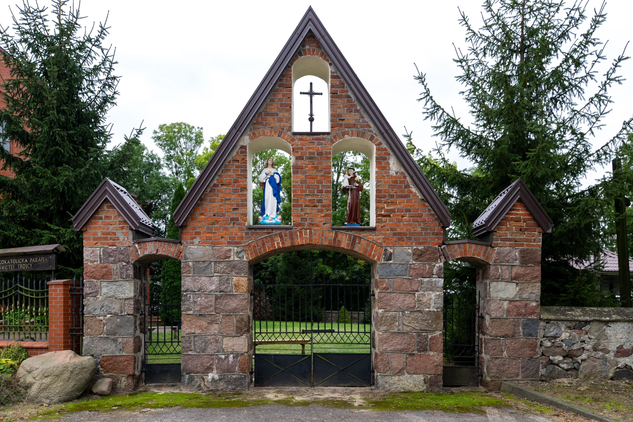 Zabytkowa brama z 1925 r. do kościoła rzymskokatolickiego pw. Trójcy Świętej 1