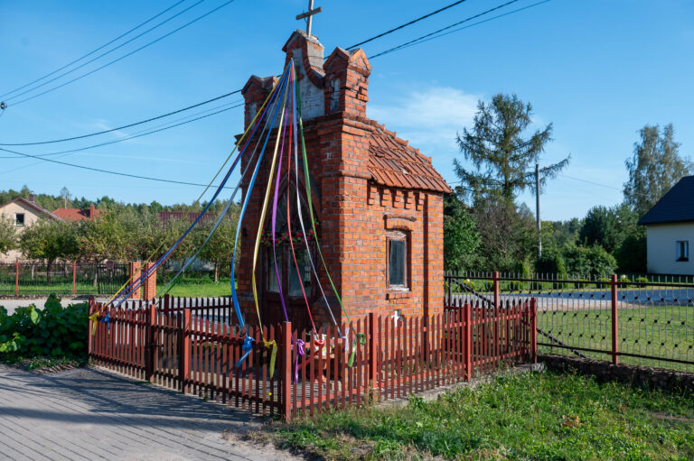 Kapliczka przydrożna nr 2, mur., l. 30-XX w. Józefów 3